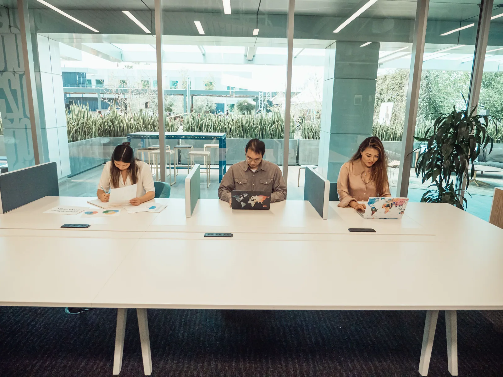 Coworking dating etiquette: πώς να φλερτάρεις στο Impact Hub Athens χωρίς να χαλάσεις το γραφείο σου