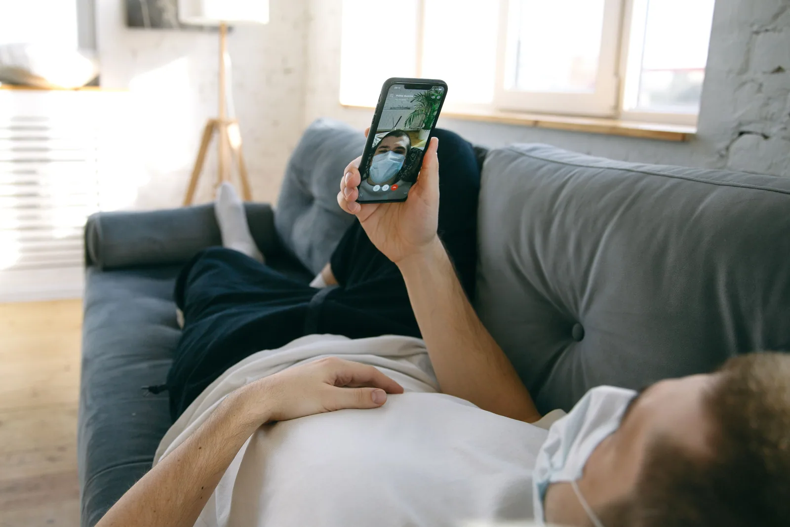 2026 年 Hinge/Tinder 简介别像求生信号,这样写才有人聊